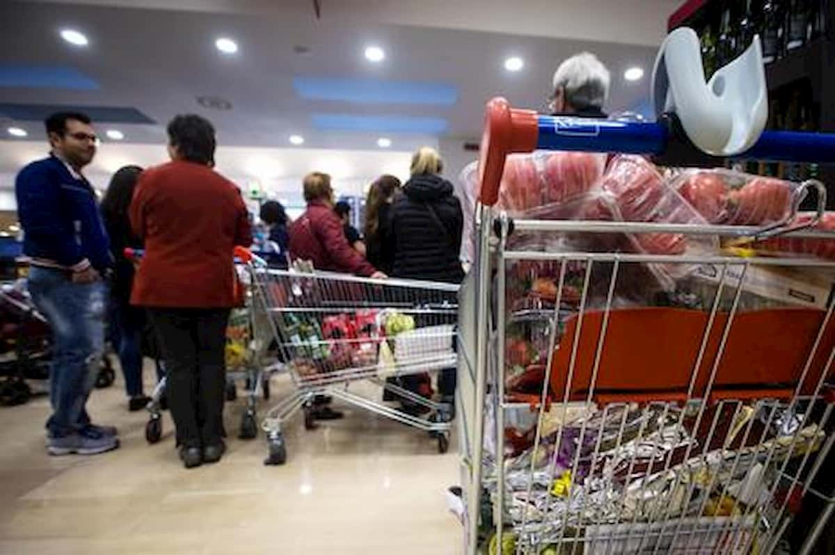Finge di essere incinta per saltare la fila al supermercato. Aveva un cuscino sotto la maglia