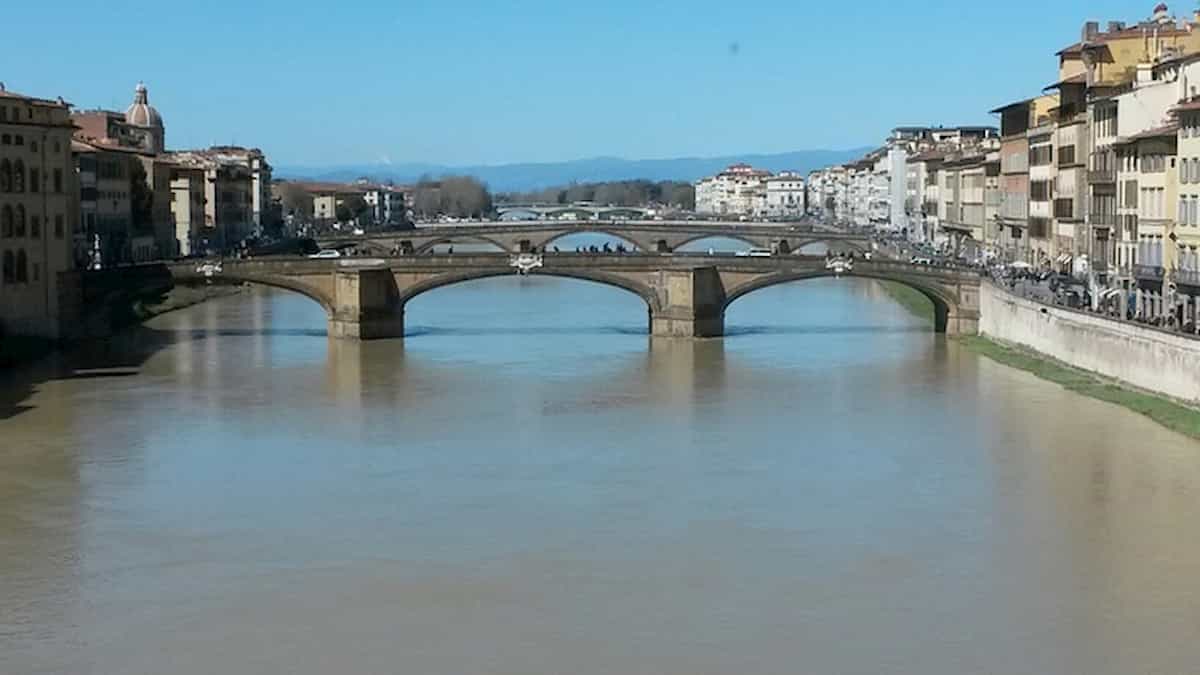 Coronavirus Firenze, uomo in canoa sull'Arno: "Vado a fare la spesa". Multato