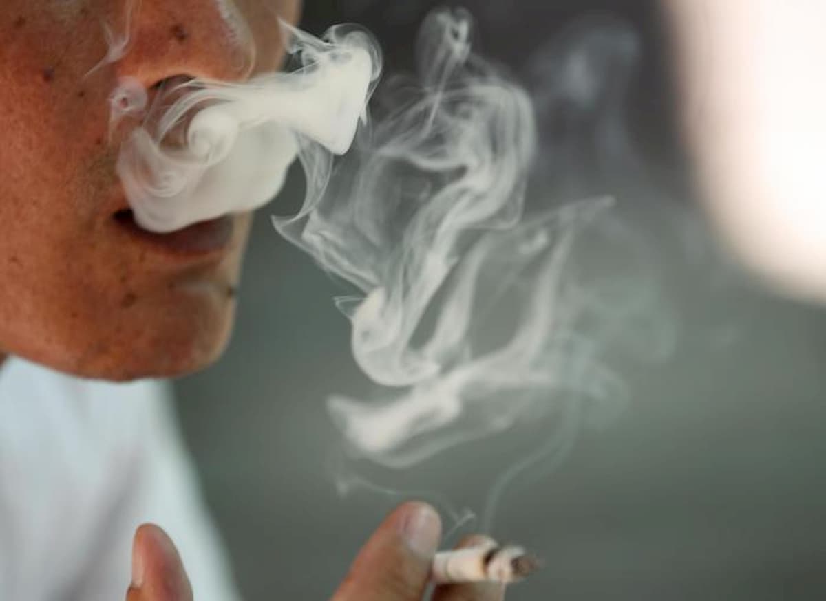 Fumare protegge dal coronavirus? In Francia studio con tamponi alla nicotina. Esperto italiano: "Ipotesi pericolosa"