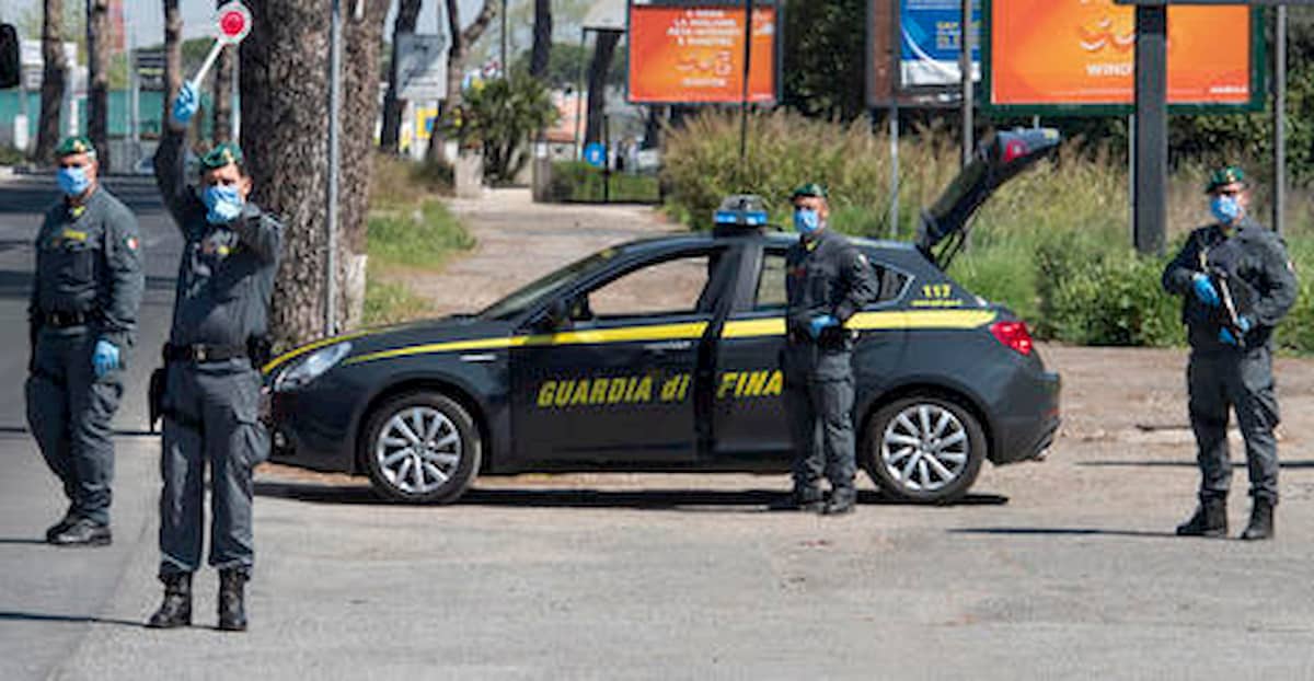 Lurate Caccivio, investe due finanzieri per sfuggire al posto di blocco: arrestato