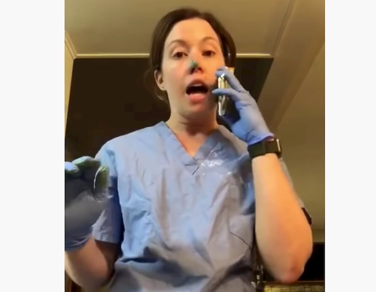 Coronavirus, i guanti possono non proteggere dal contagio, anzi... Il video dimostrativo di una infermiera