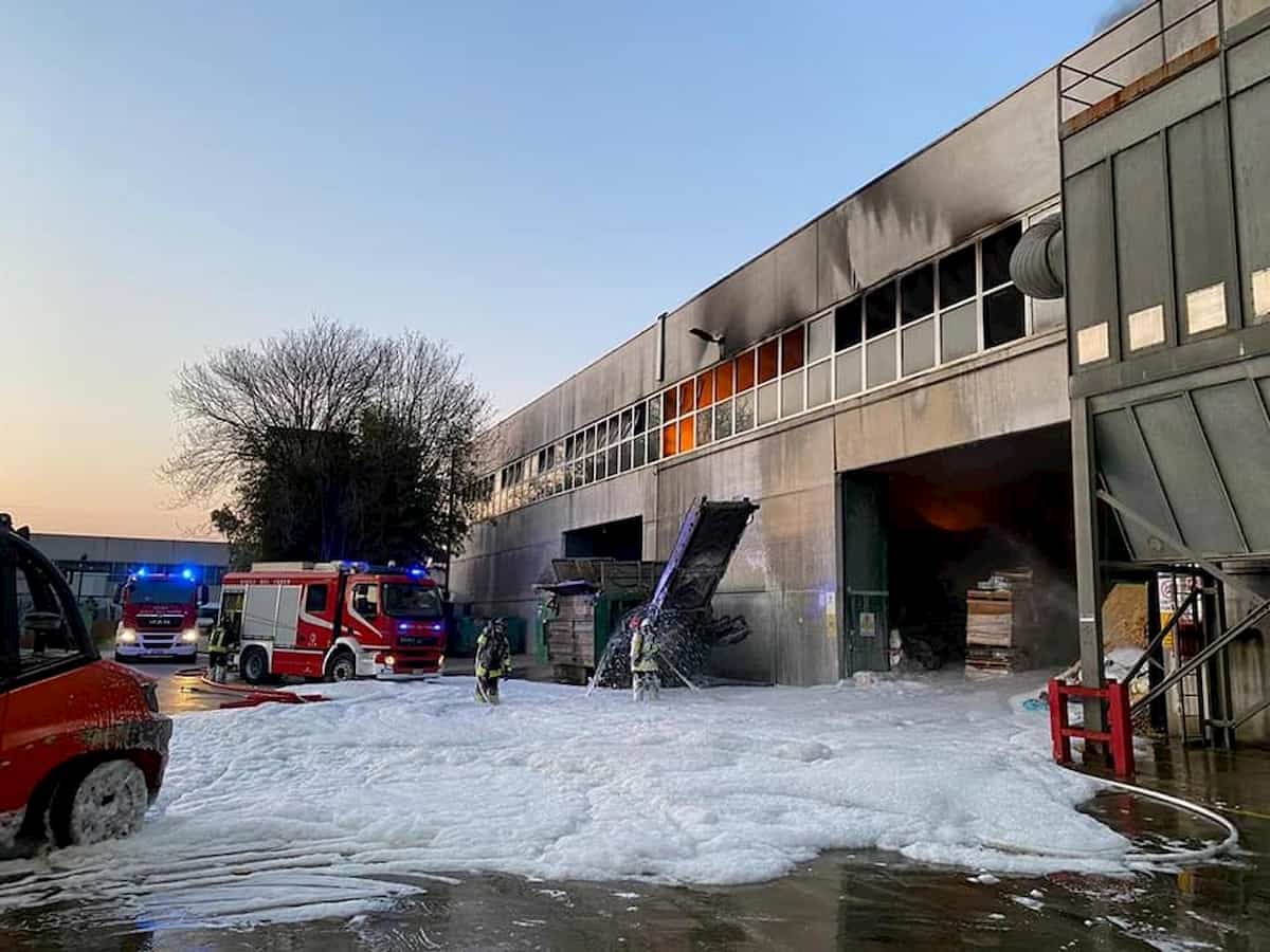 Montebello Vicentino, incendio in ditta stoccaggio rifiuti. Assessore: "Chiudete le finestre, non mangiate nulla dall'orto"