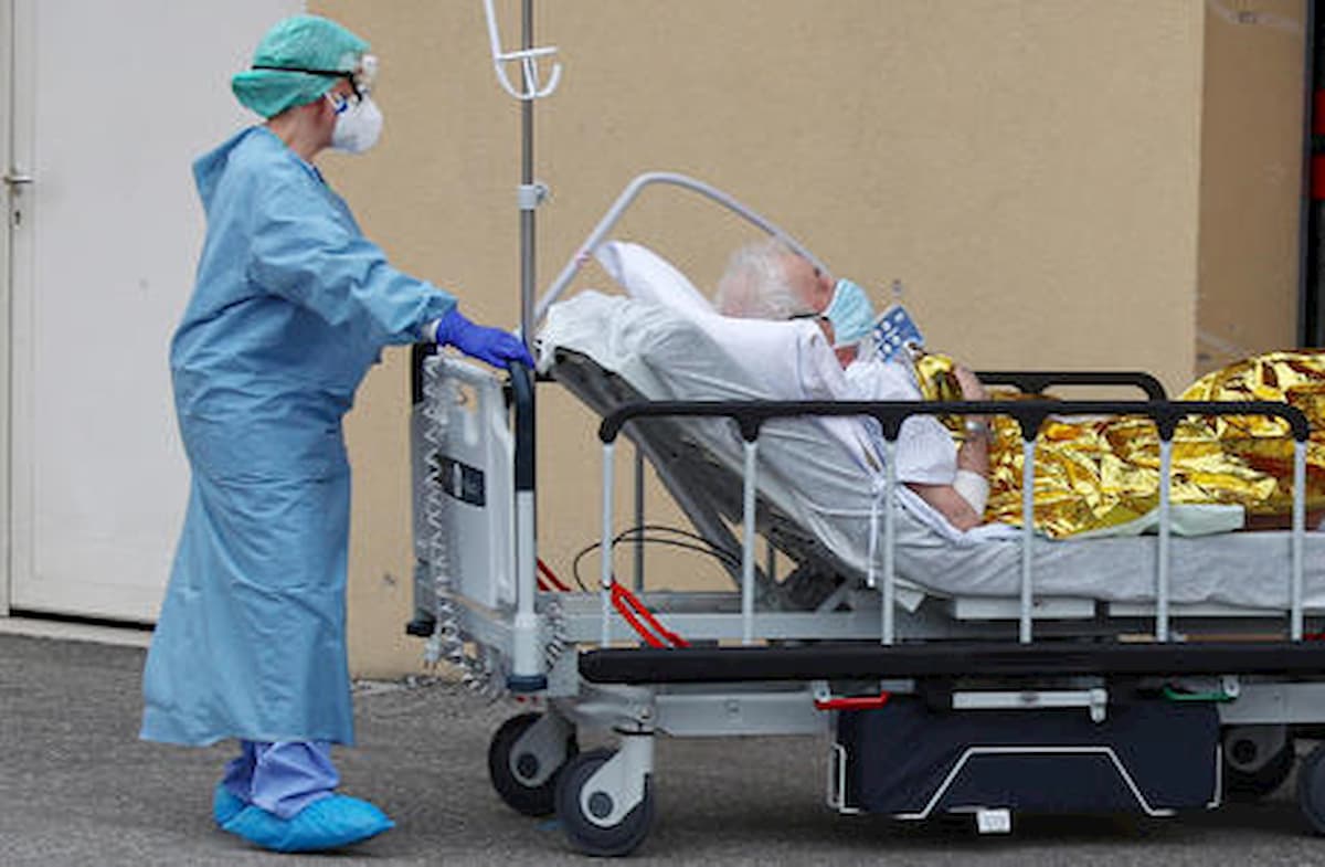 Infermieri contagiati a Londra, la denuncia: "Non abbiamo un equipaggiamento di protezione adeguato"