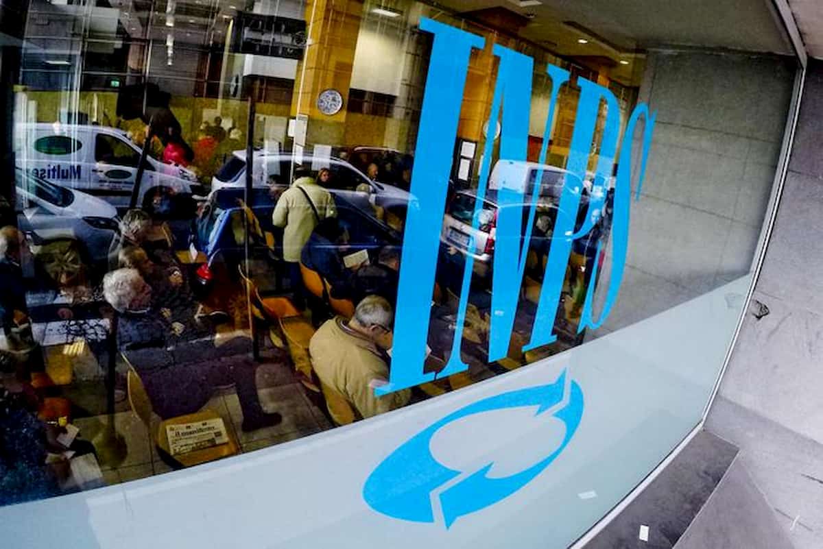 Lipari, non ha diritto ai 600 euro. Precario si incatena al comune: "Non so come andare avanti"