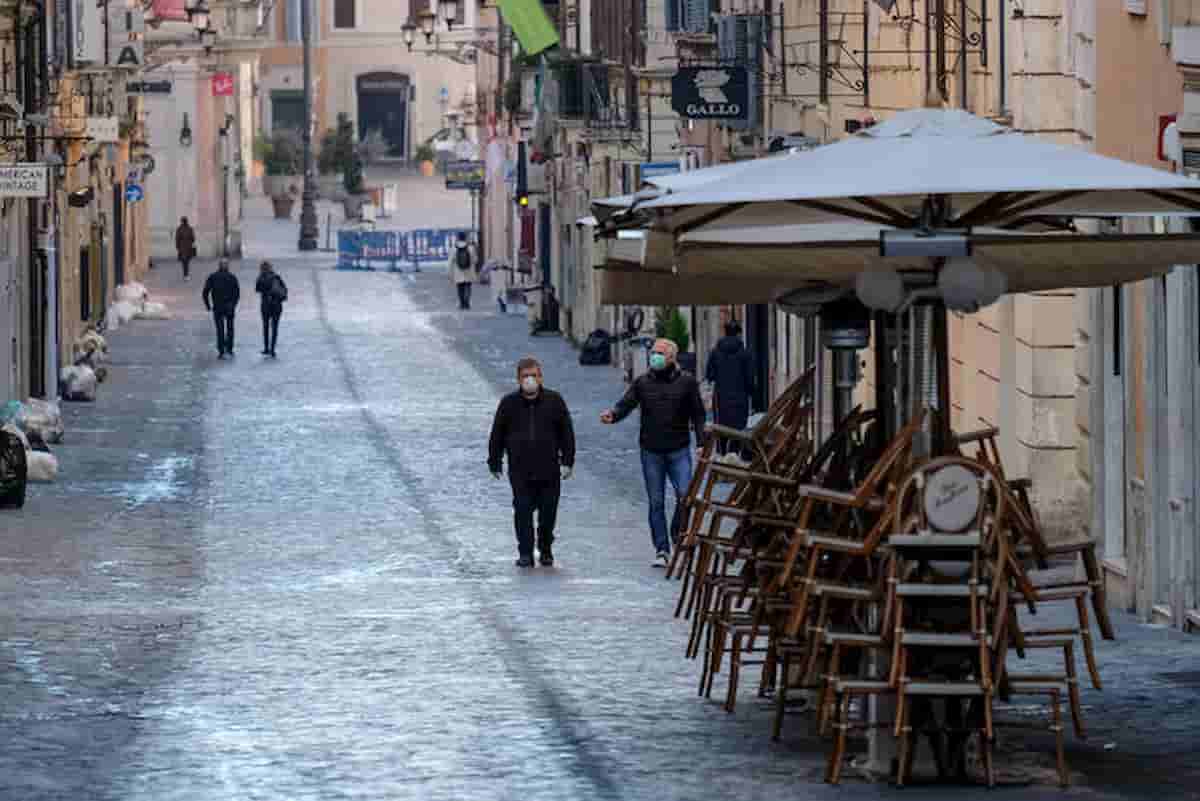 Lockdown Italia rinviato al 9 novembre. Ma c'è troppa gente in giro