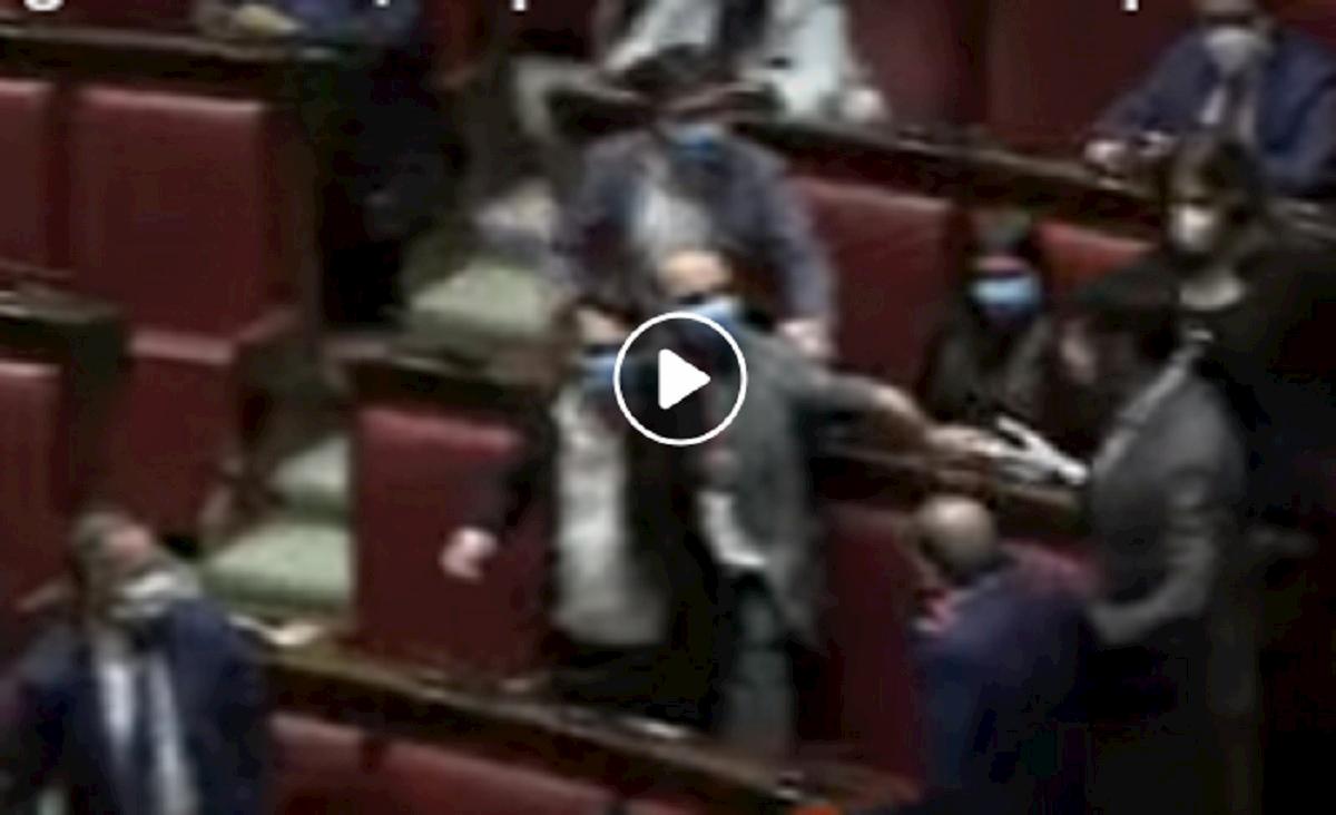 Lega e M5s, scontro alla Camera: finisce quasi in rissa