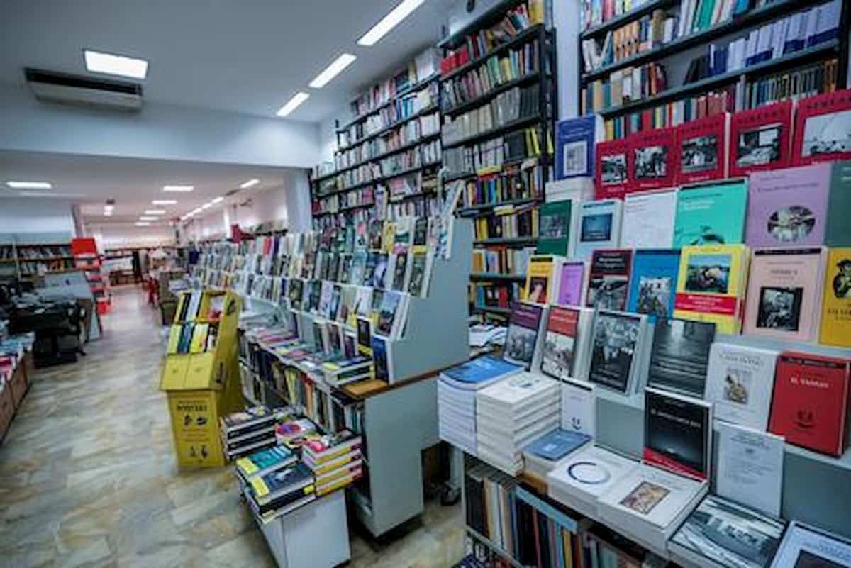 Nuovo Dpcm, le riaperture dal 14 aprile: librerie, negozi di vestiti per bambini...