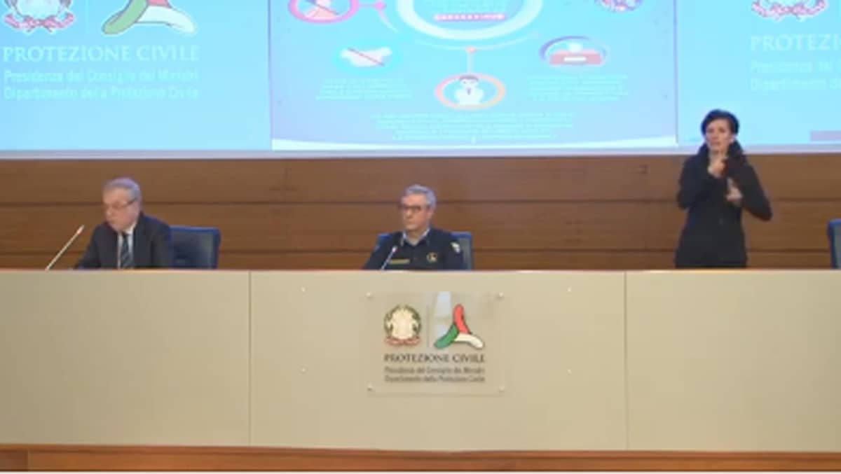 Coronavirus, Locatelli conferma: il pallone non infetta. Ma chi se l'era inventata (e bevuta)?