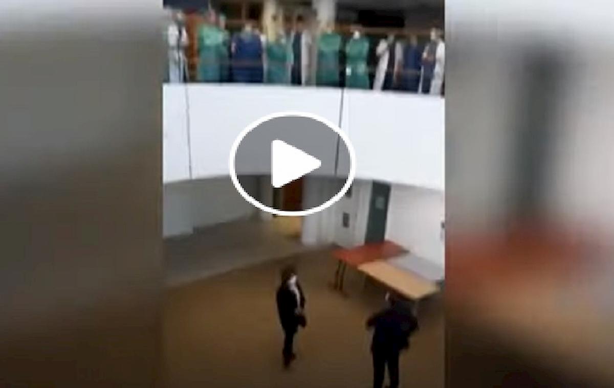 macron discute con infermiera