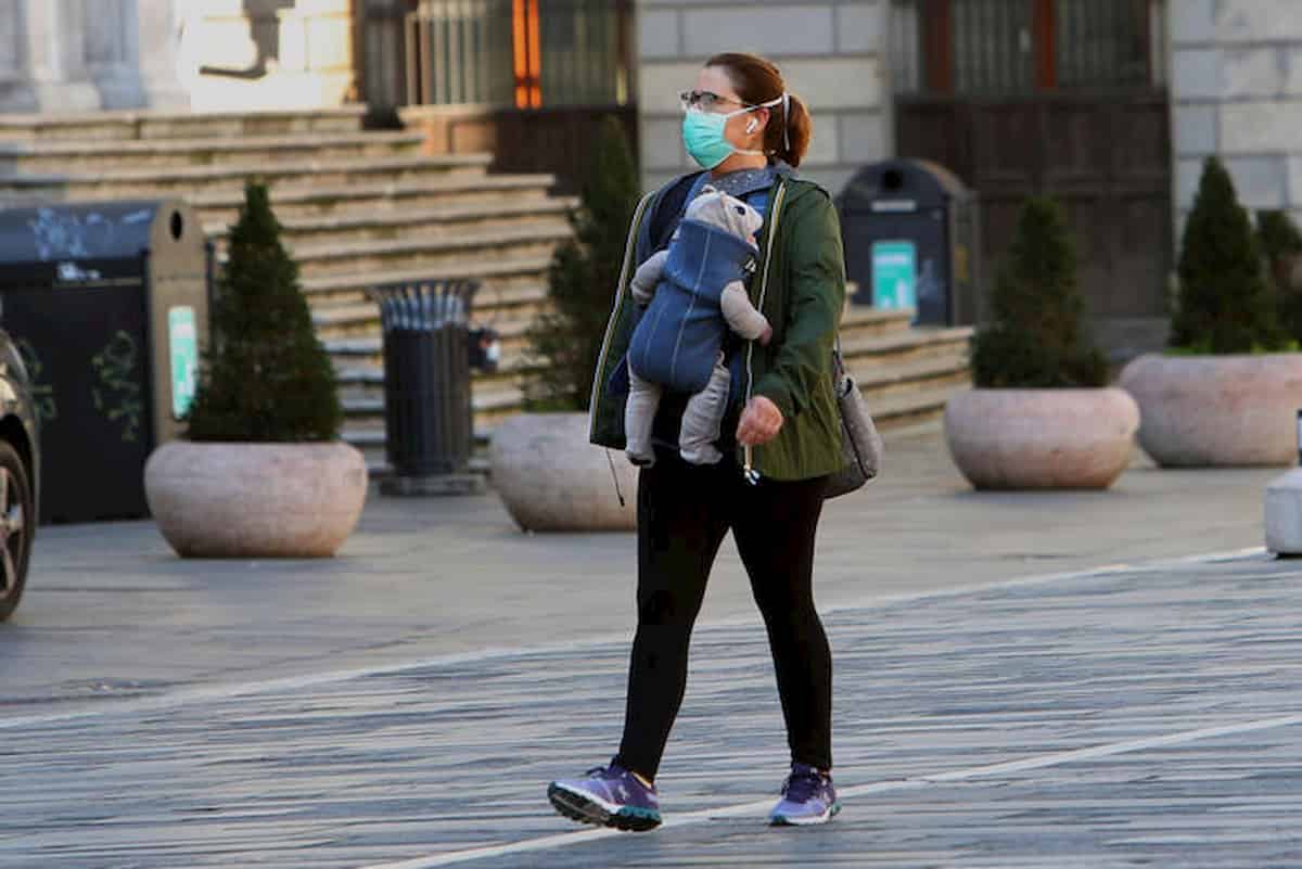 Mascherine e guanti in casa: l'ultima proposta. Distanziamento sociale domestico si può fare?