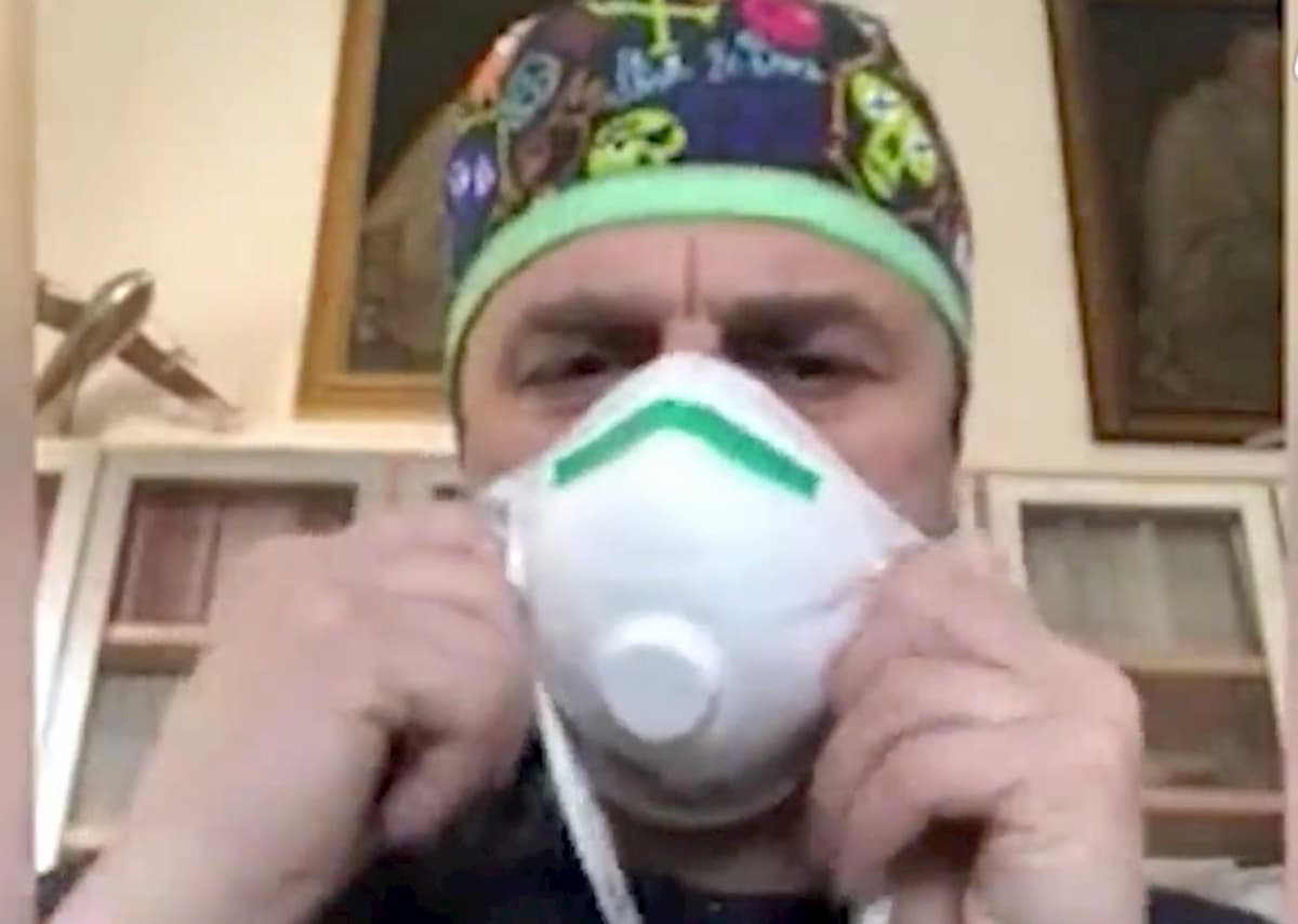 Coronavirus, le mascherine altruiste e quelle egoiste. La spiegazione del medico VIDEO