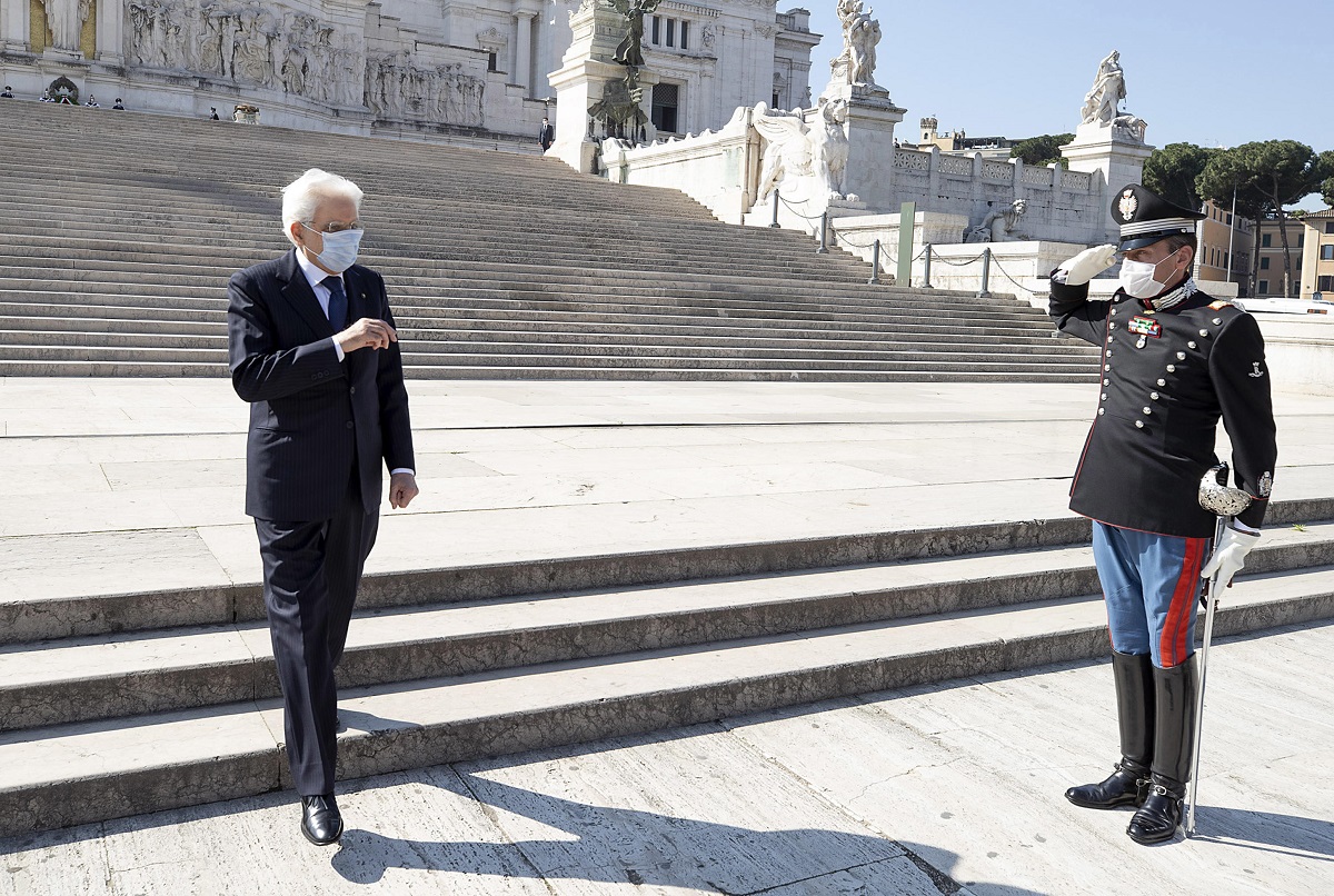 25 aprile, Mattarella a sorpresa da solo all'Altare della Patria