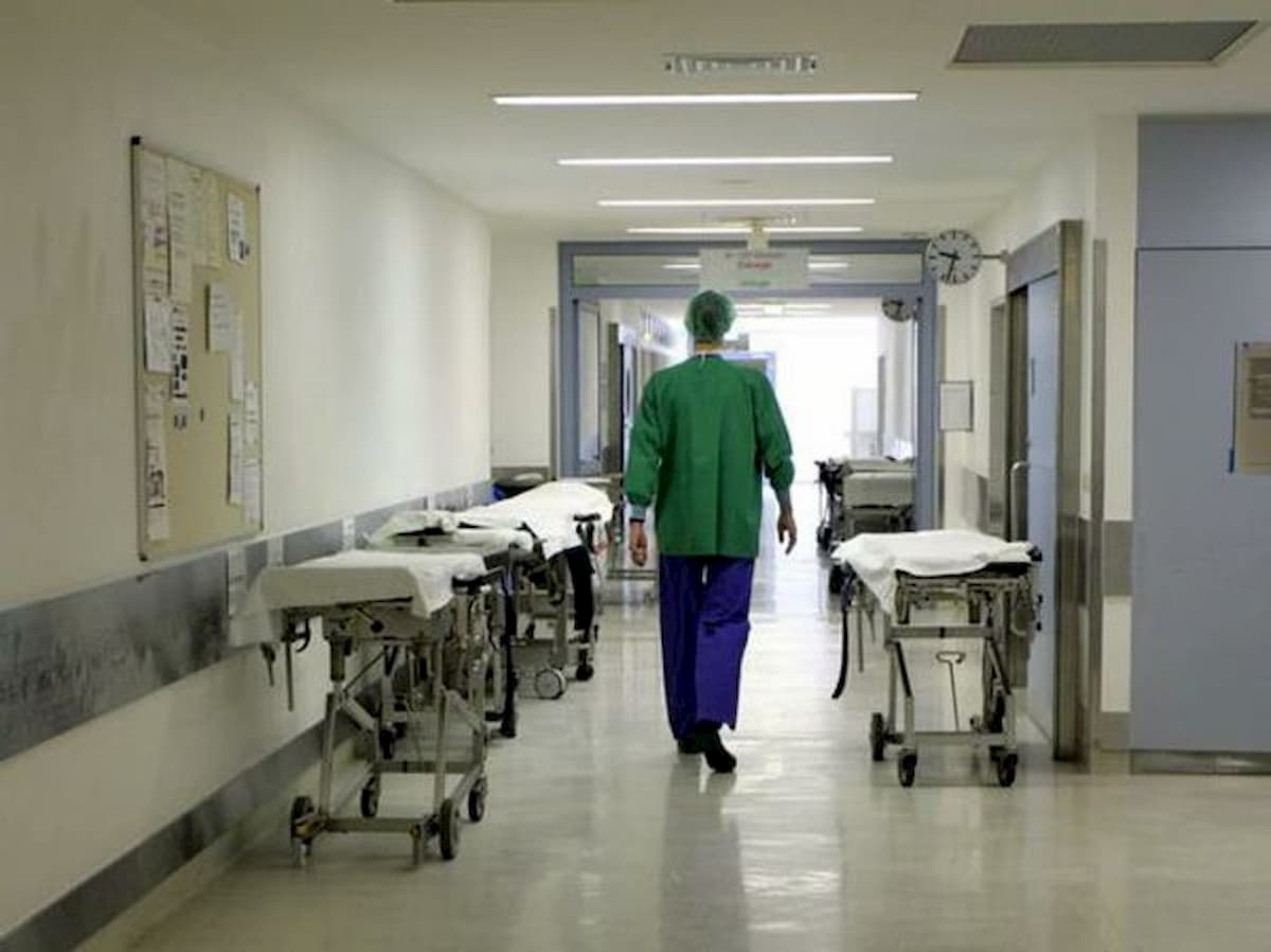 Il padre medico all'ospedale non può andare a trovare i figli a casa della ex moglie