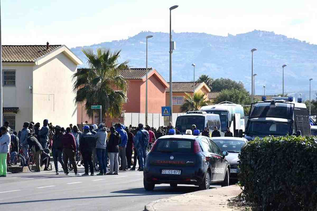 Coronavirus, Viminale: "I migranti restino nei centri accoglienza, anche chi non dovrebbe"
