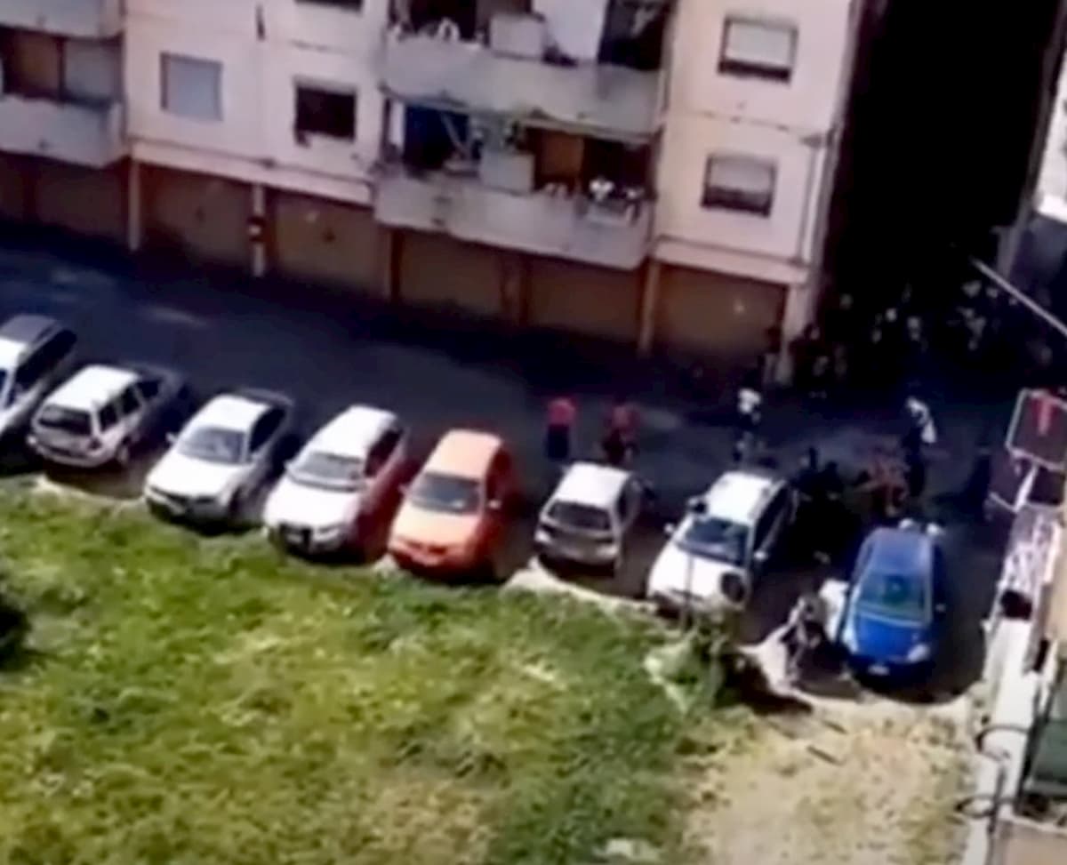 Coronavirus, a Milano a Pasqua grigliata con canti e balli in condominio