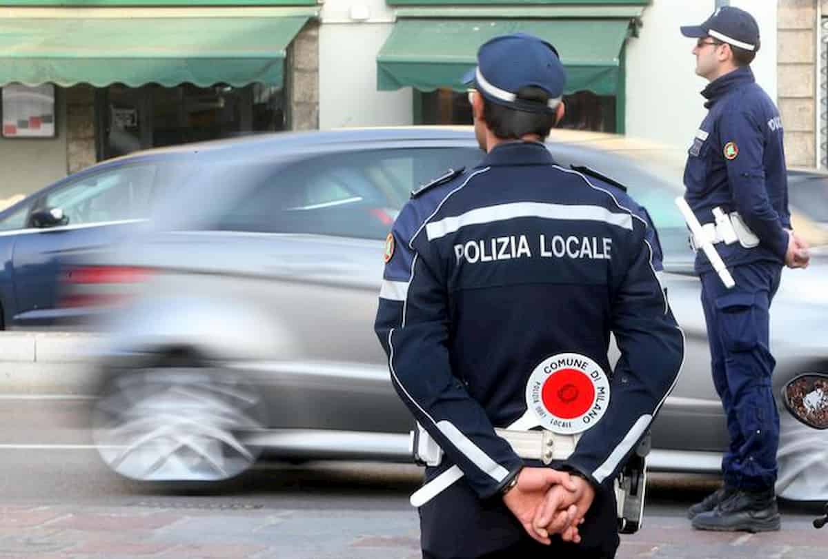 Coronavirus Milano, licenziato minaccia una strage. Agente della Polizia Locale al telefono lo calma e evita il peggio