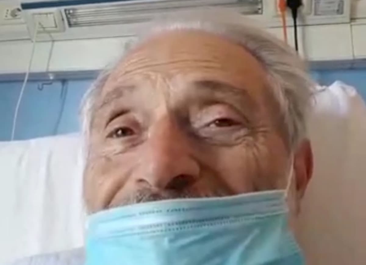 Amedeo Minghi ricoverato, il video con la mascherina dal letto dell'ospedale