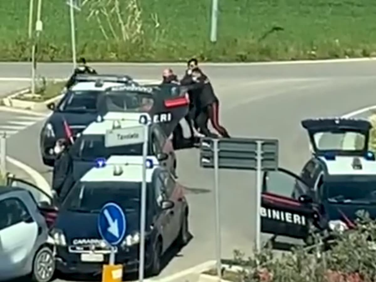 Coronavirus, forza blocco stradale e grida "sono positivo": 32enne arrestato a Misano VIDEO