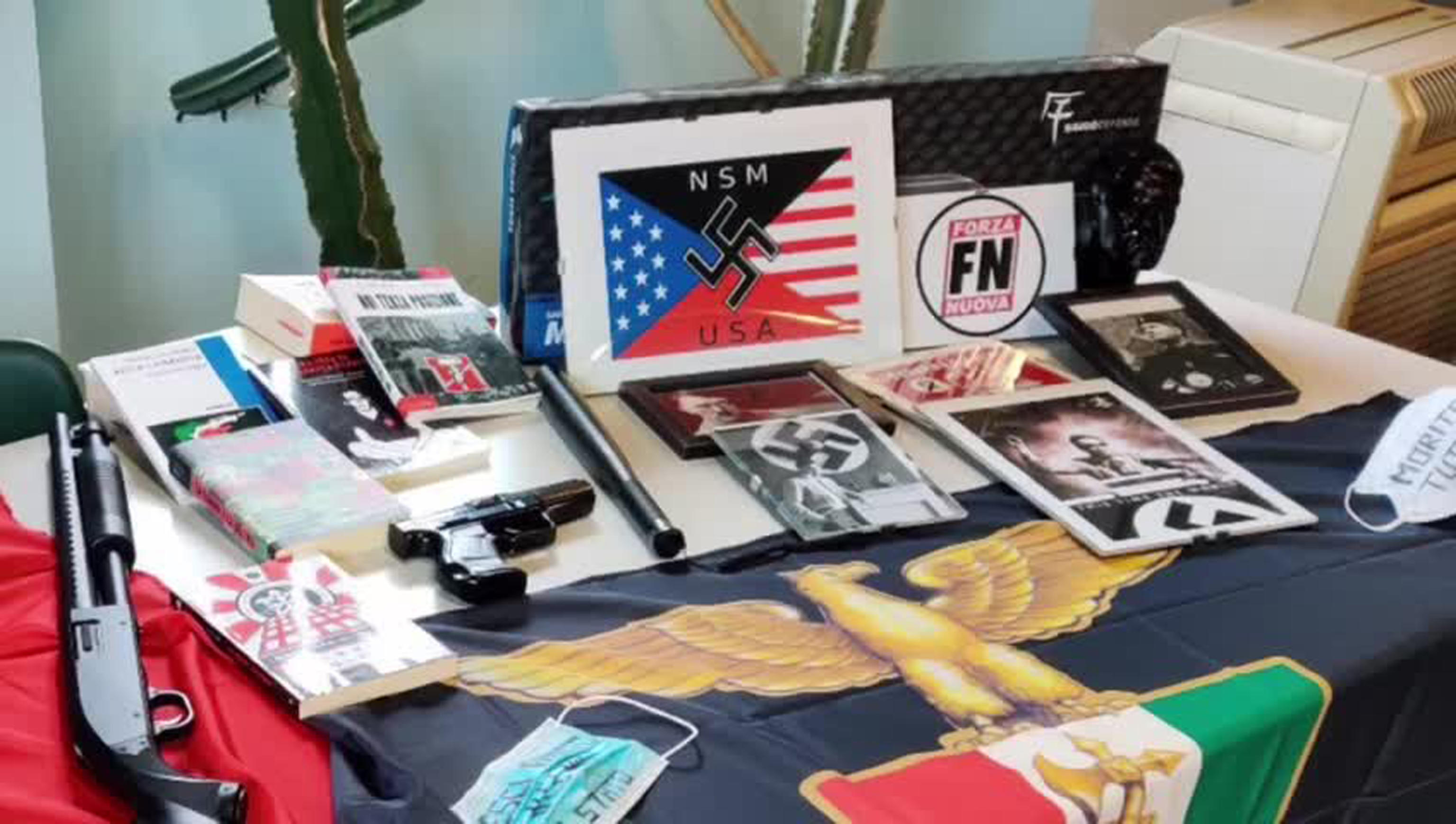 Campi Bisenzio, innegga a nazismo e viene indagato: armi e fucili a casa