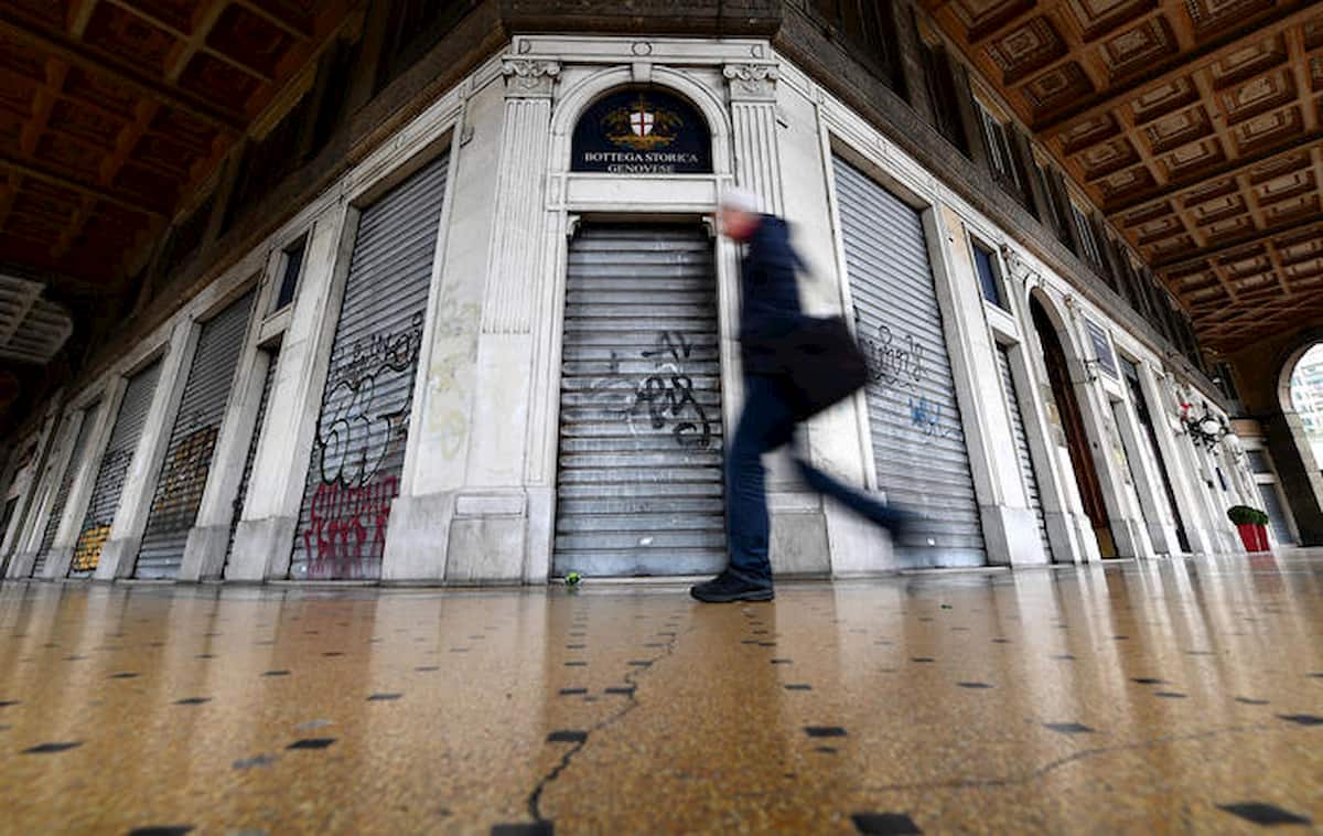 Fase 2: al bar e al ristorante distanza minima di 1,80 m. Mascherina dentro, in fila fuori