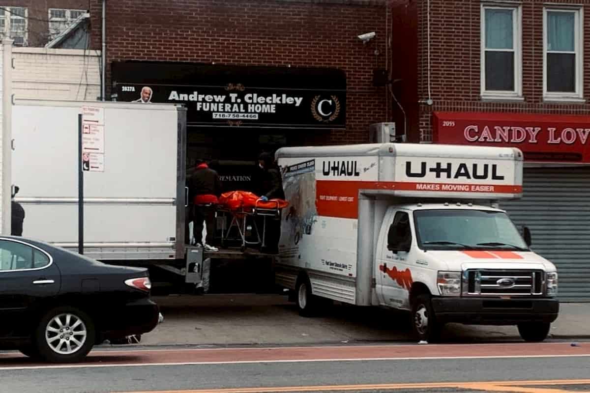 New York, scoperti (dalla puzza) cento cadaveri in decomposizione in due camion di una agenzia funebre