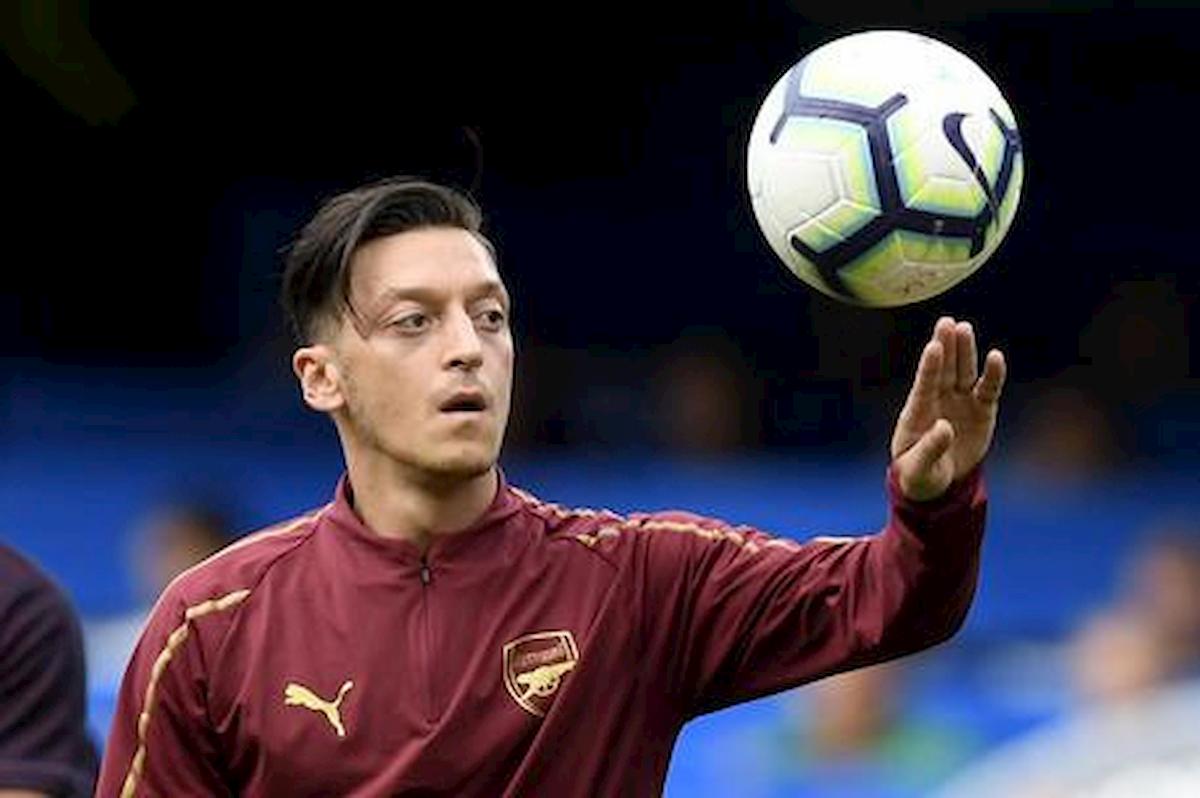 Ozil non vuole ridursi lo stipendio, poi ci ripensa ma ad una condizione...