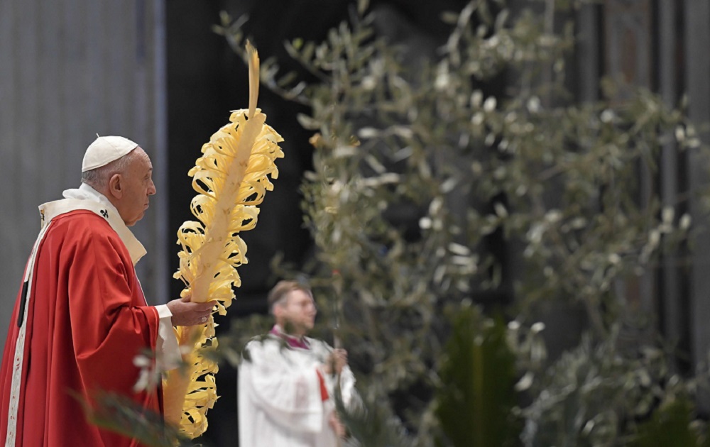 Coronavirus, Papa Francesco nella basilica deserta: "Guardate ai veri eroi"