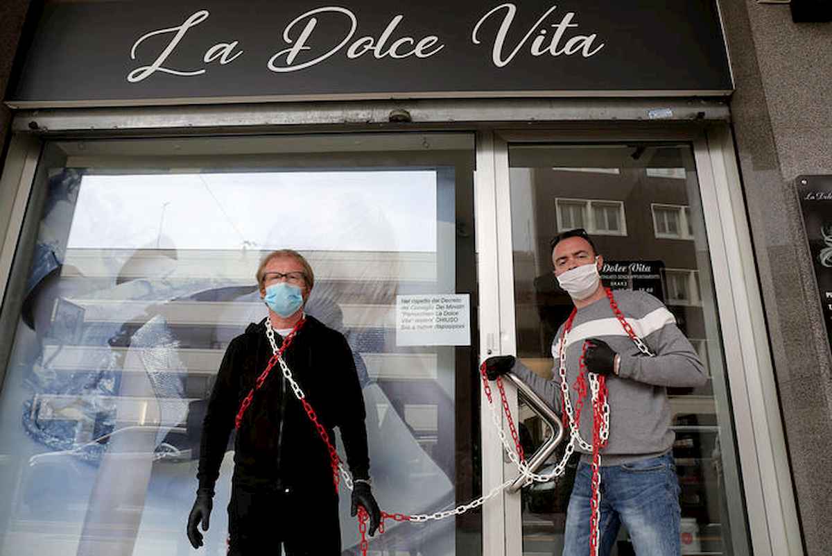 Coronavirus, parrucchieri si incatenano per protesta a Padova. "Conte facci riaprire"