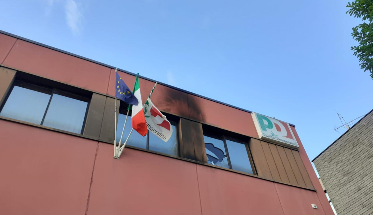 Sede Pd Vicenza, lancio di sassi e molotov: indaga la Digos
