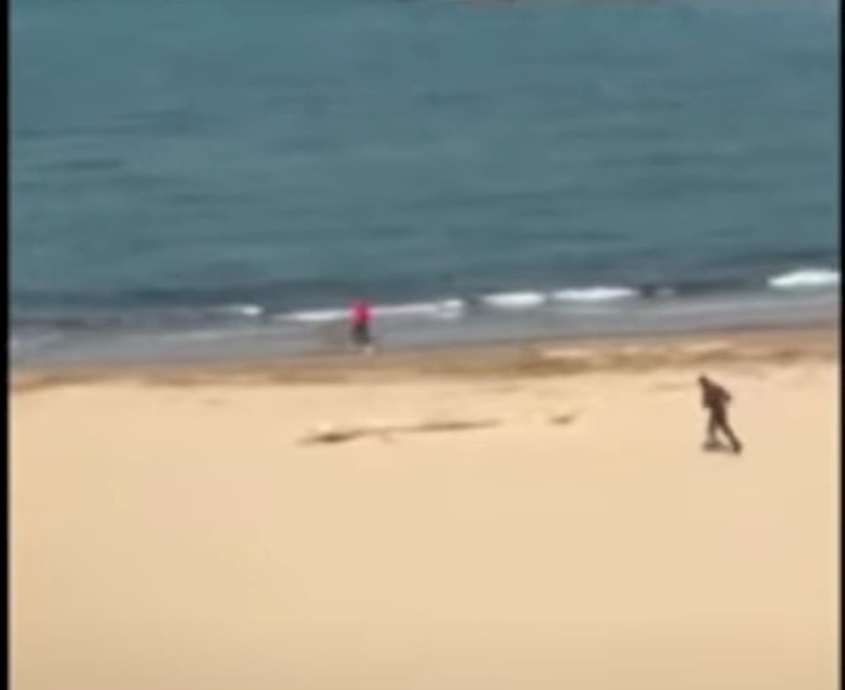 Pescara, runner sulla spiaggia fugge al finanziere. Fermato dal collega VIDEO