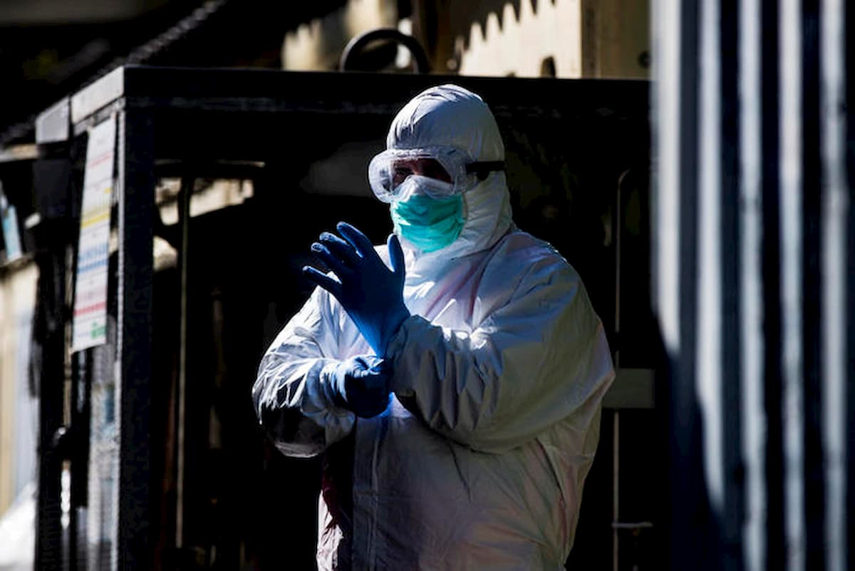 Coronavirus, "il picco è già arrivato". La fisica delle particelle corregge la Protezione Civile