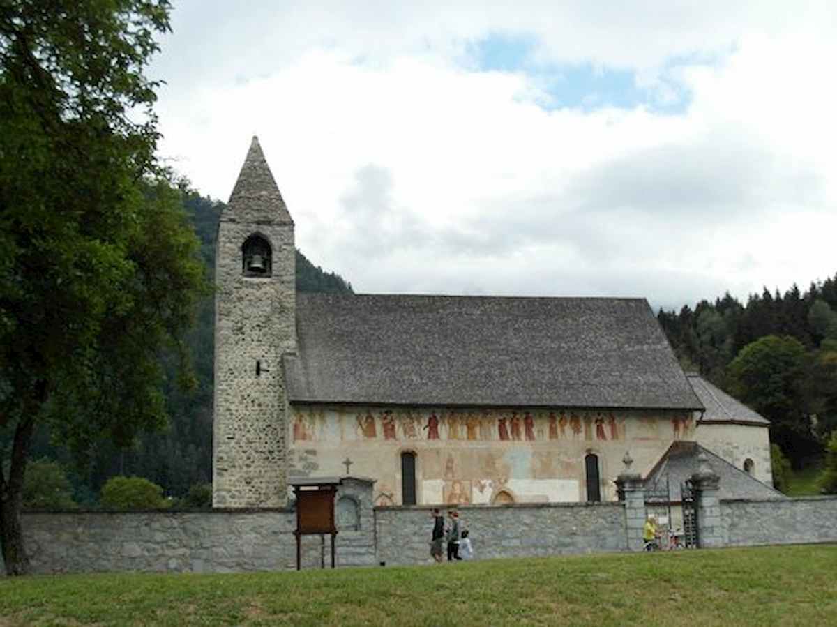 Pinzolo, gruppo di preghiera clandestino nella chiesa del cimitero: 12 multati