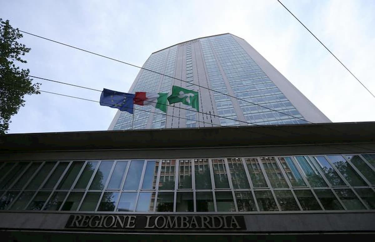 Milano, mamma minaccia di accoltellarsi al Pirellone: "Vivo in auto con mio figlio, voglio una casa"