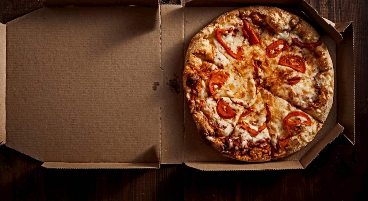 Napoli, da lunedì 27 aprile via libera alle pizze a domicilio
