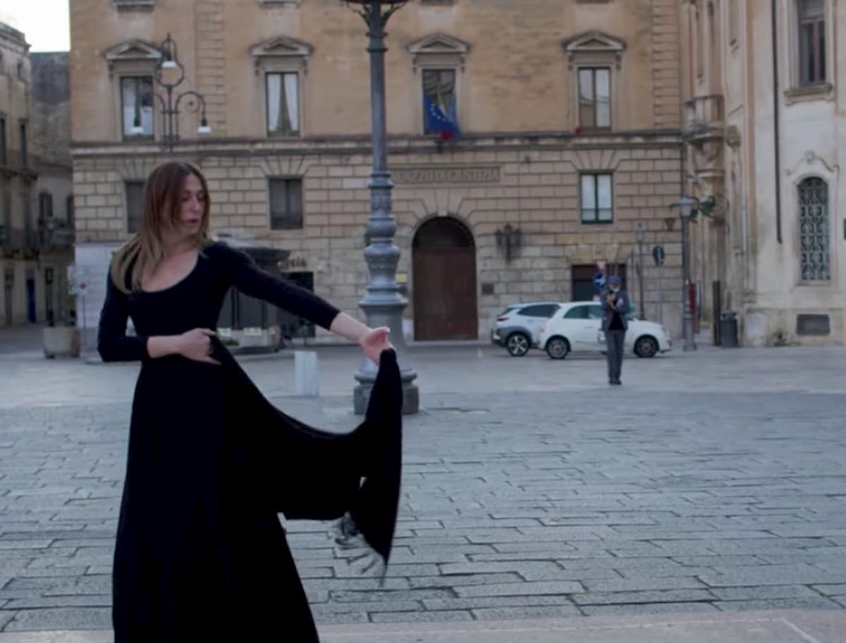 Coronavirus, a Lecce donna in nero in piazza balla la pizzica VIDEO