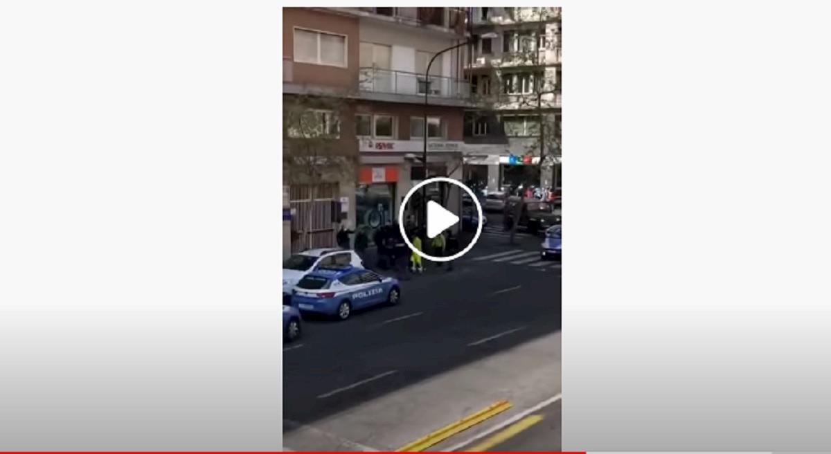 13 poliziotti per fermare uomo