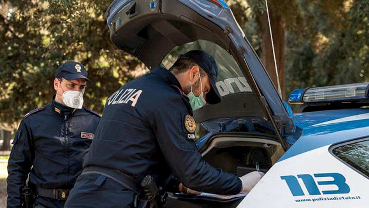 Caltanissetta, cena di Pasquetta con amici: polizia entra in casa e trova 3 ospiti nascosti