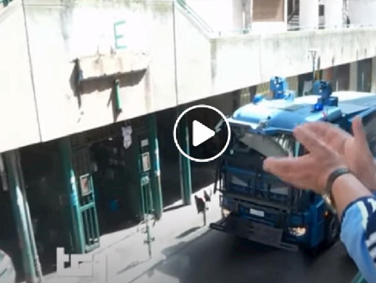 polzia napoli applausi