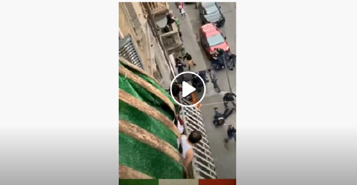 polizia aggrediti da anarchici a Torino