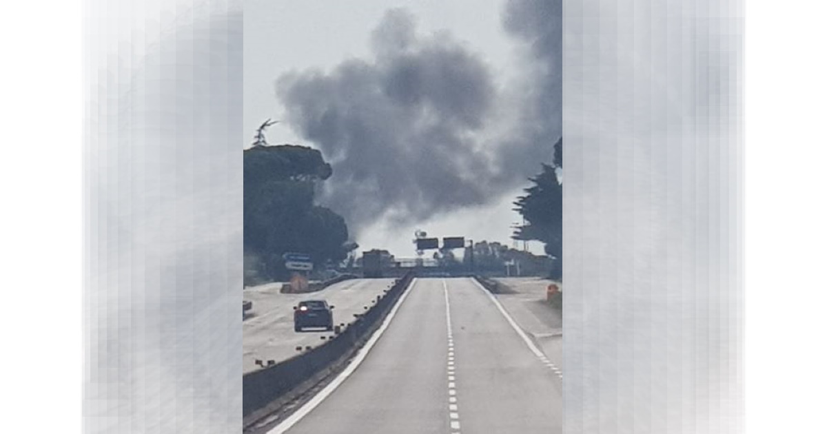 Pontina bus Cotral a fuoco: fumo nero e paura a Pomezia