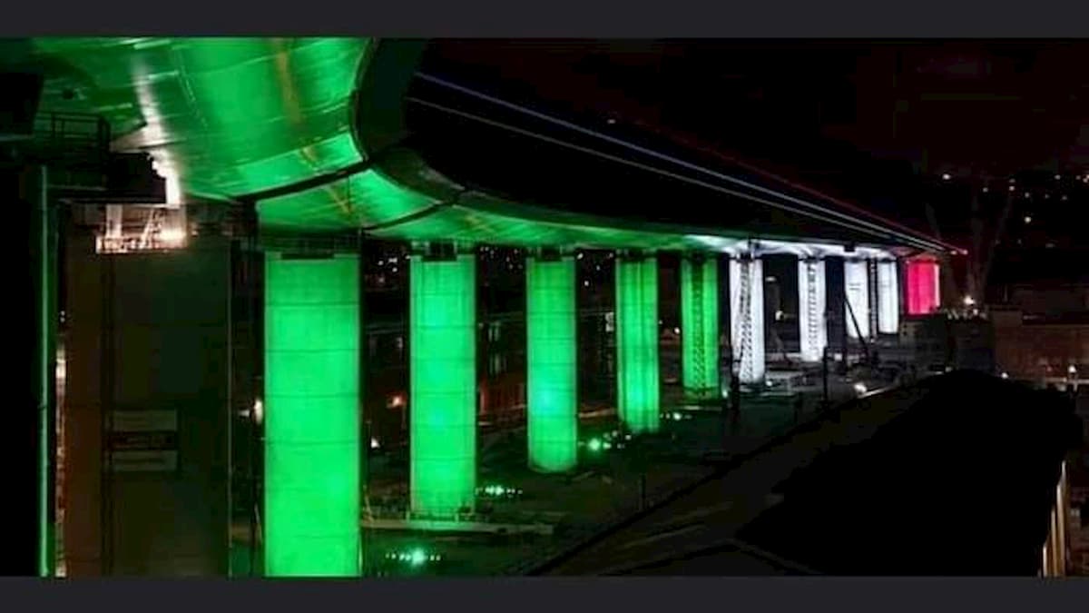 Ponte Genova illuminato con il tricolore. Il sindaco Bucci: "A luglio l'inaugurazione"