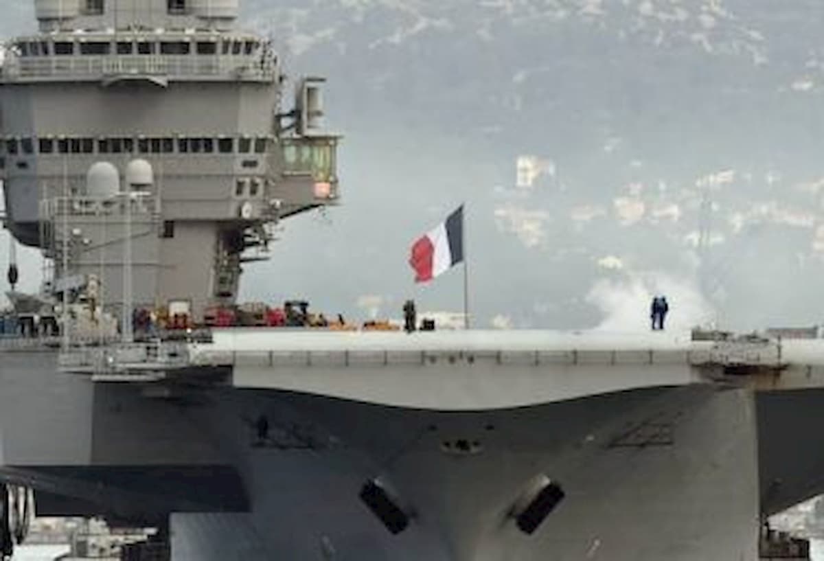 Coronavirus, 668 marinai positivi sulla portaerei Charles de Gaulle