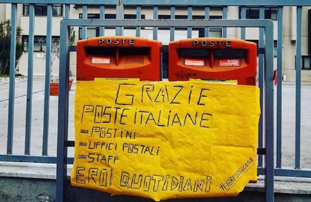 Coronavirus Poste Italiane, i messaggi di speranza dei dipendenti. Foto e video dai social
