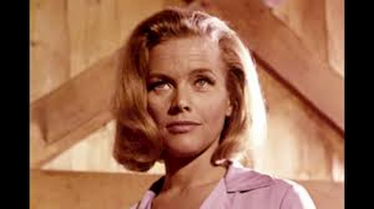 Honor Blackman, la Bond girl di Goldfinger, è morta. Pussy Galore aveva 94 anni