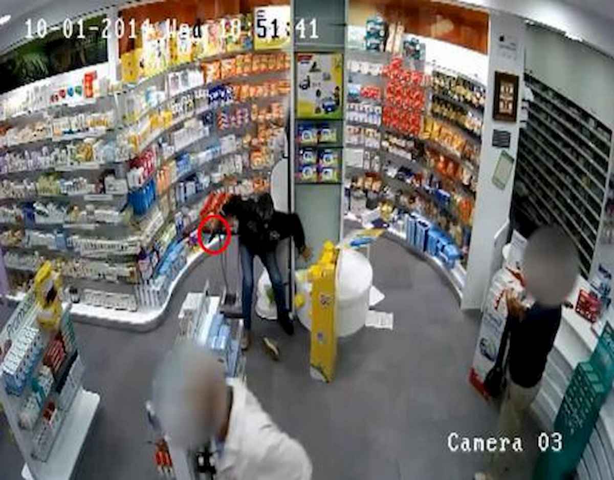 Torino, richiedente asilo sventa rapina in farmacia. I parenti del ladro gli fanno un occhio nero