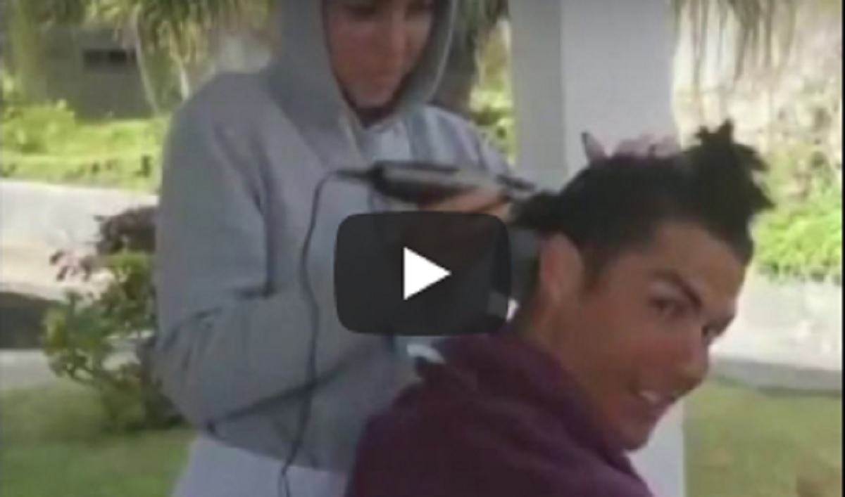 Cristiano Ronaldo si fa tagliare i capelli da Giorgina