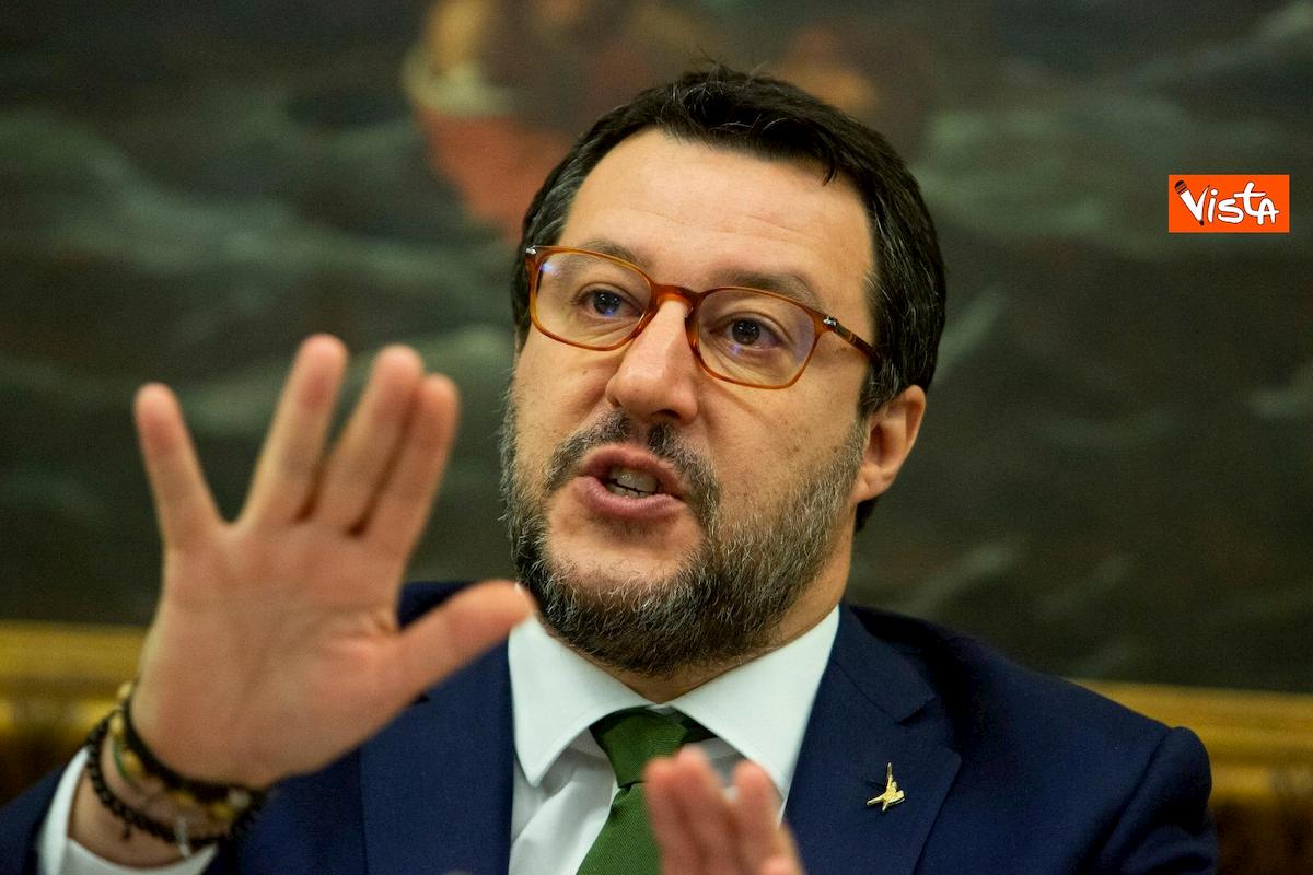 Matteo Salvini sfodera gli occhiali in conferenza stampa