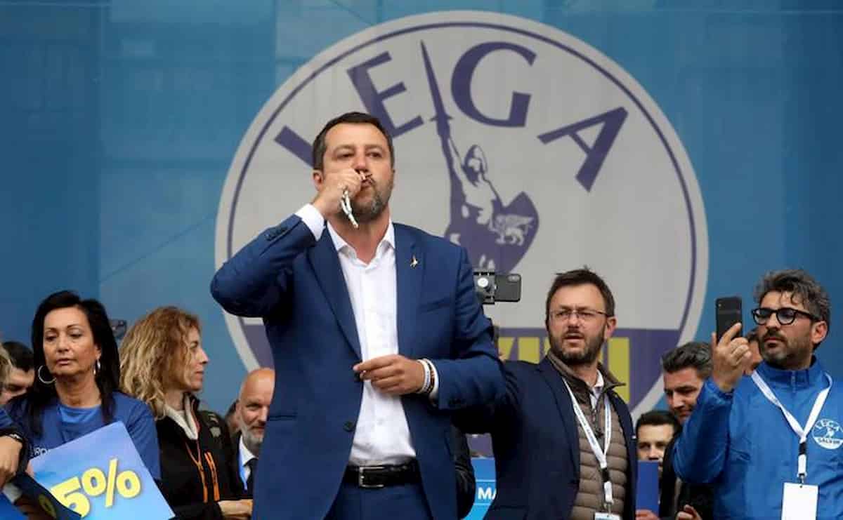 Matteo Salvini e le chiese aperte a Pasqua. Il fronte del No: politici, preti, social, Fiorello...