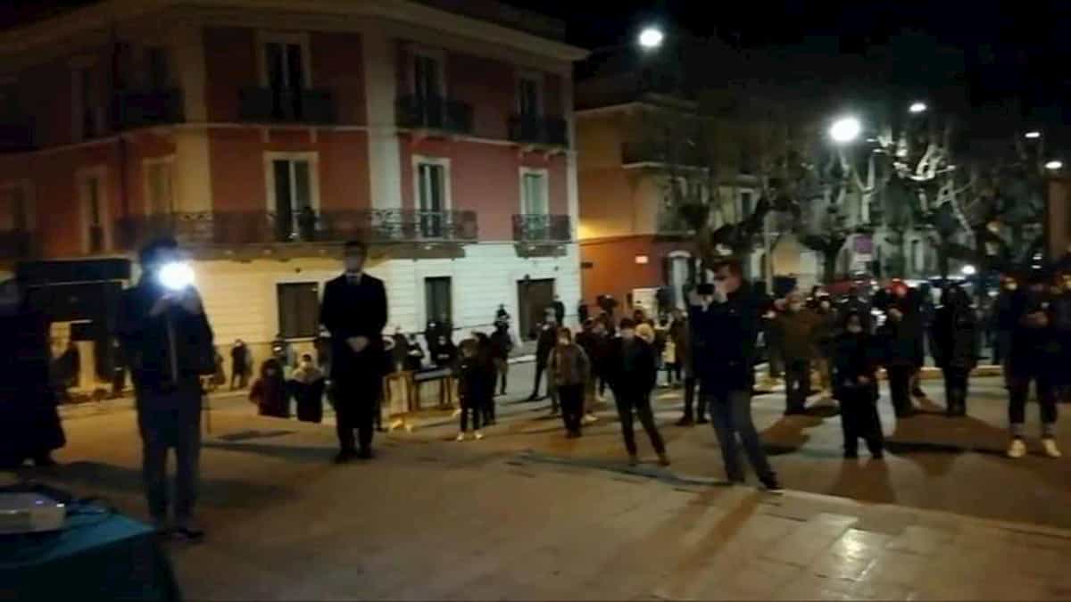 San Marco in Lamis (Foggia), 200 persone assembrate per pregare sul sagrato. Anche il sindaco VIDEO
