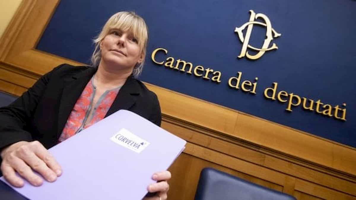 Sara Cunial (Ex M5s): in giro per interrogare il governo (a Ostia, a Pasqua?). E non vaccinatevi mai